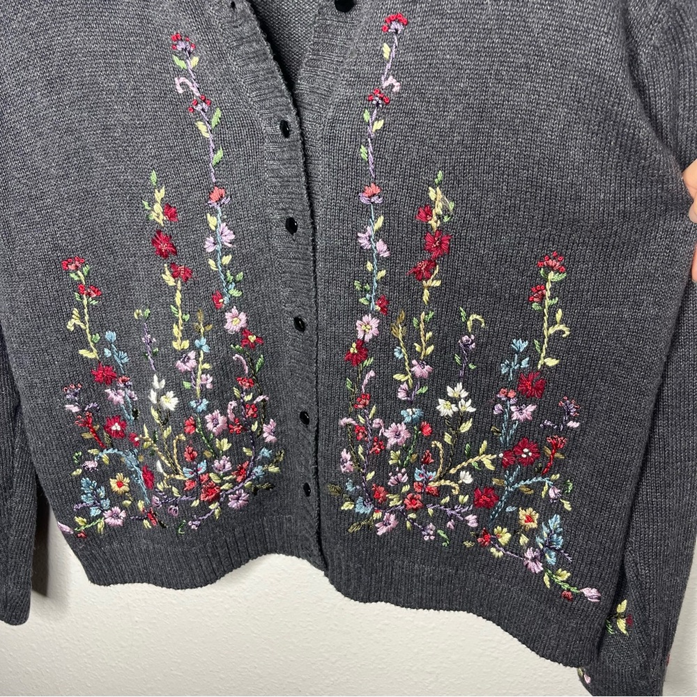 Vintage Heirloom Collectibles Grey Floral Embroidered Collared Button Cardigan - Picture 4 of 8